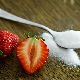 Zwei Beeren und ein Teelöffel Zucker