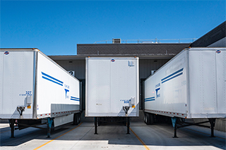 Semitruck-Anhänger, die in einem Lager zum Be- und Entladen geparkt wurden.