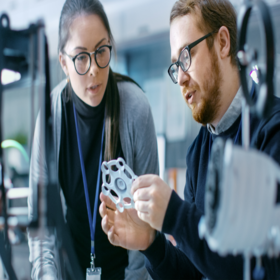 Mann und Frau arbeiten an einem Produktdesign