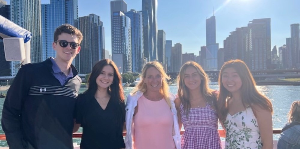 Estagiários da Minitab em frente ao Rio Chicago e ao horizonte de Chicago