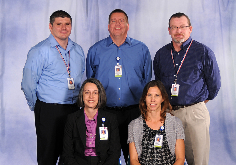 Via Christi Health 的黑带团队（图片：（后排）Zach Lewis、Ron Herter、Rob Dreiling、（前排）Laura Thompson 和 Audrey Henning）。